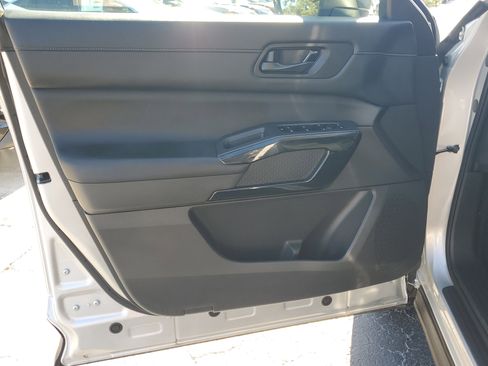 Used 2024 Nissan Pathfinder SV image 17