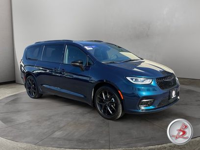 Used 2025 Chrysler Pacifica Limited