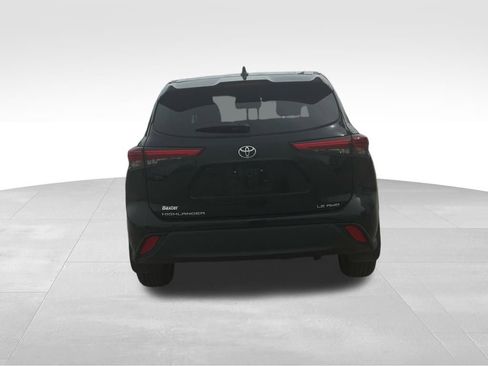 Used 2022 Toyota Highlander LE image 6