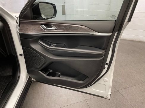 Certified 2023 Jeep Grand Cherokee Limited AWD/4WD image 29