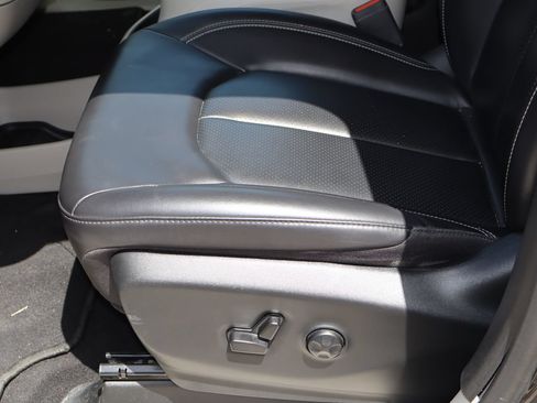 Used 2023 Chrysler Pacifica Touring-L FWD image 15