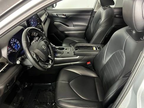 Used 2020 Toyota Highlander XLE image 12