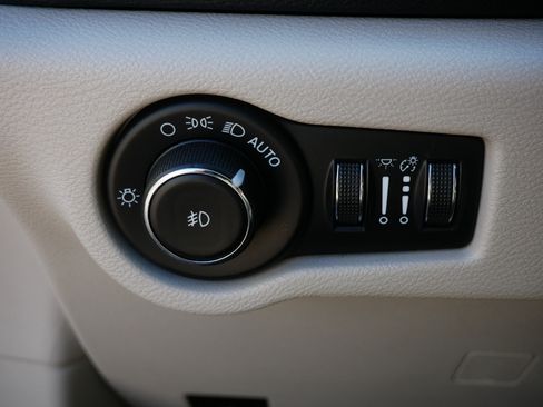 Used 2022 Chrysler Pacifica Touring-L FWD image 26