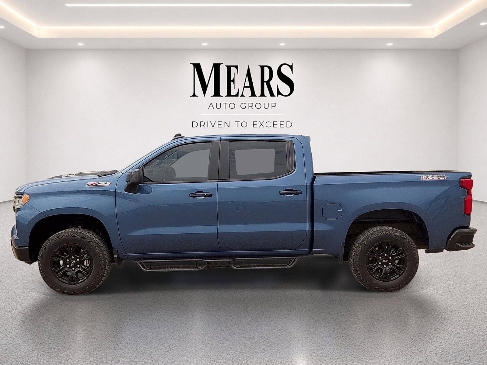 Used 2024 Chevrolet Silverado 1500 LT Trail Boss w/ Convenience Package II AWD/4WD image 2
