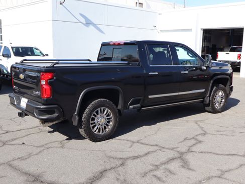 Used 2024 Chevrolet Silverado 2500 High Country w/ High Country Premium Package image 11