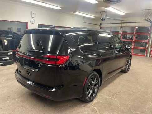 New 2026 Chrysler Pacifica Select image 18