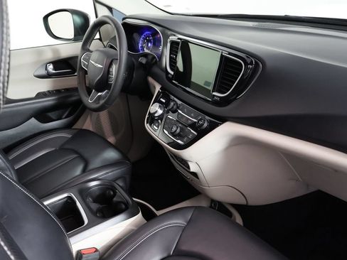 Used 2023 Chrysler Pacifica Touring-L FWD image 27