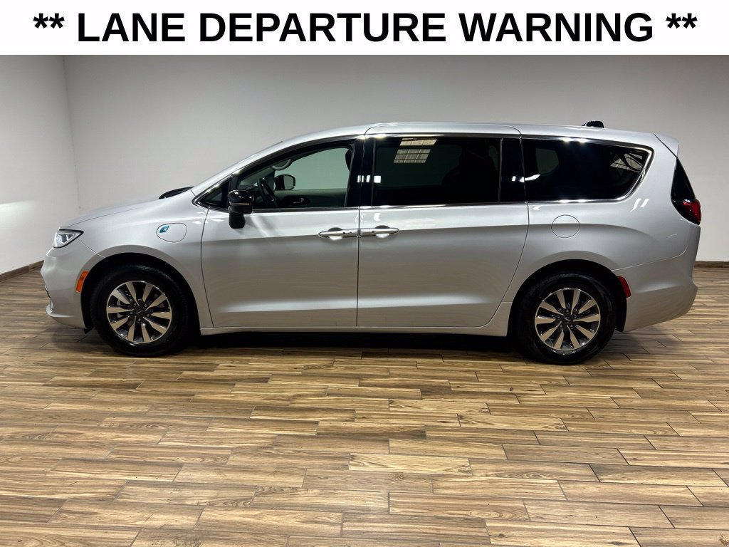 Used 2024 Chrysler Pacifica Limited FWD image 15