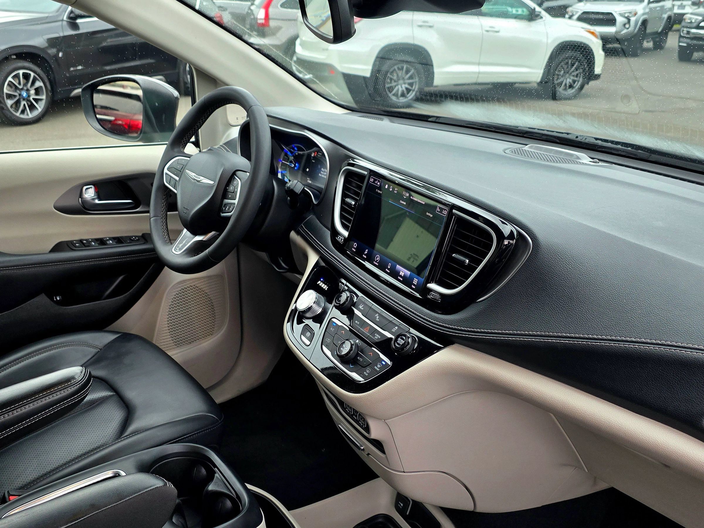 Used 2023 Chrysler Pacifica Touring-L FWD image 29