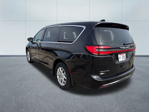 Certified 2023 Chrysler Pacifica Touring-L image 3