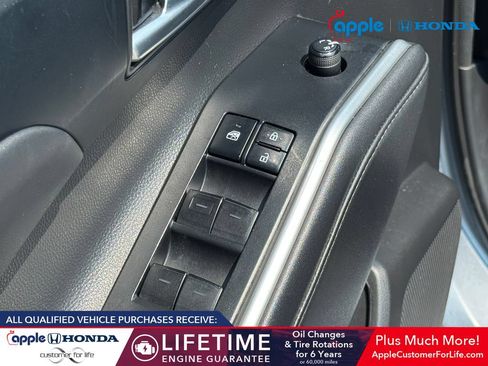 Used 2021 Toyota Highlander XLE AWD/4WD image 9