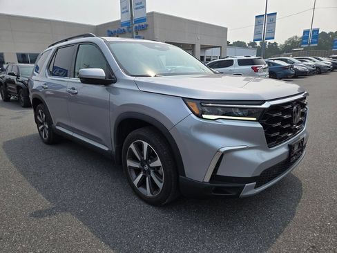 Used 2024 Honda Pilot Touring image 3