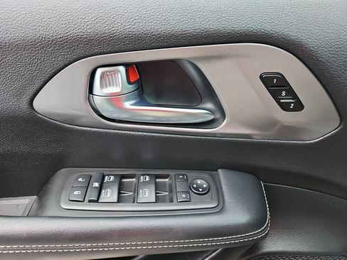 Used 2025 Chrysler Pacifica Select FWD image 16