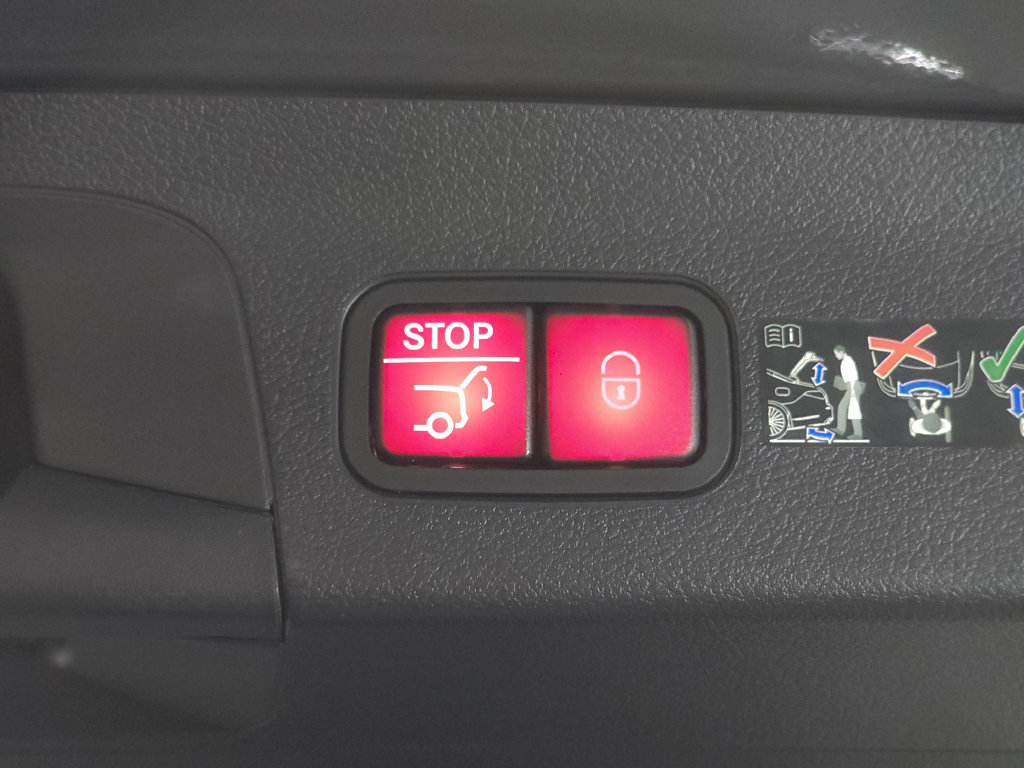 Certified 2025 Mercedes-Benz GLS 450 4MATIC image 33