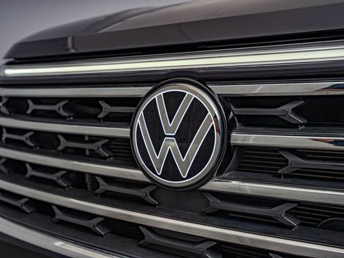 Used 2024 Volkswagen Atlas SE w/ Black Wheel Package FWD image 12