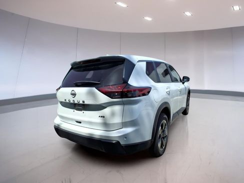 Used 2025 Nissan Rogue SV AWD/4WD image 4