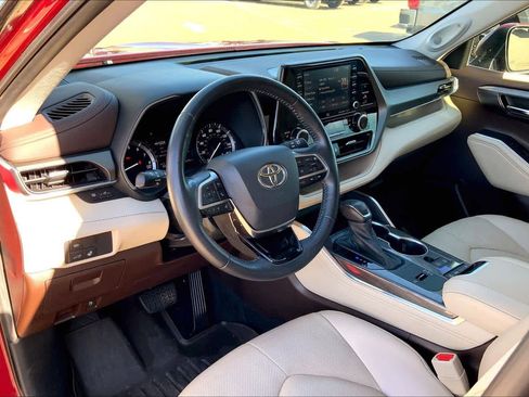 Used 2021 Toyota Highlander Limited image 17