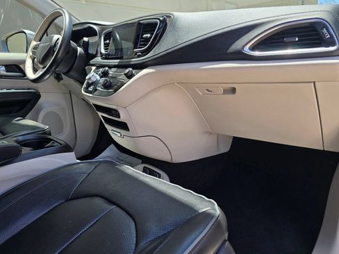 Used 2018 Chrysler Pacifica Limited FWD image 27