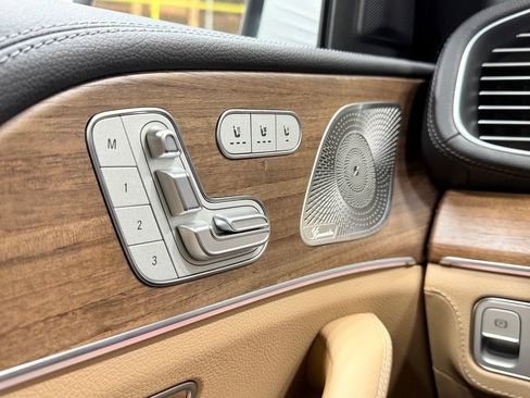 Used 2025 Mercedes-Benz GLS 580 4MATIC image 23