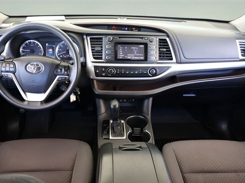 Used 2018 Toyota Highlander LE FWD image 14