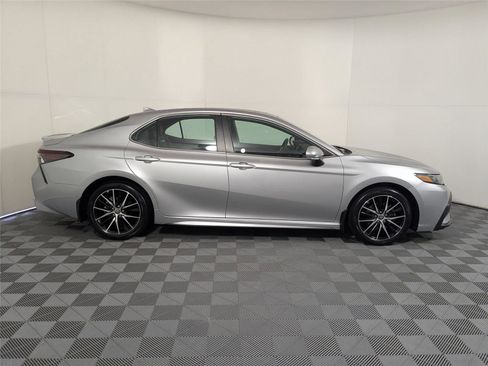 Certified 2022 Toyota Camry SE image 4