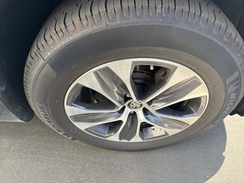 Used 2021 Toyota Highlander XLE image 9