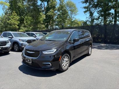 Used 2025 Chrysler Pacifica Select
