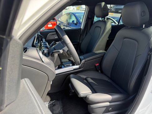 Used 2023 Mercedes-Benz EQB 300 4MATIC image 18