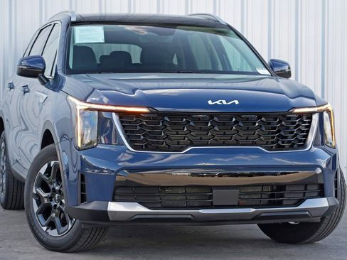 Used 2024 Kia Sorento S w/ Panoramic Sunroof Package image 2