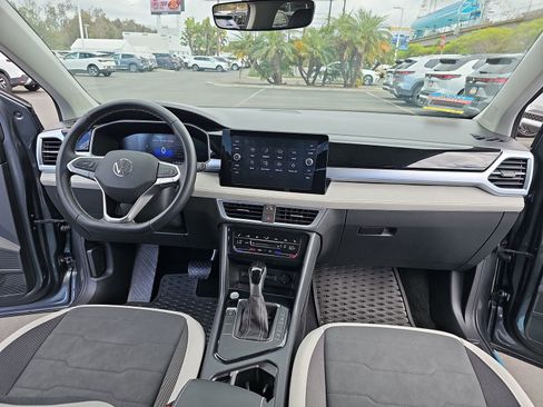 Used 2025 Volkswagen Taos SE w/ Panoramic Sunroof Package FWD image 12