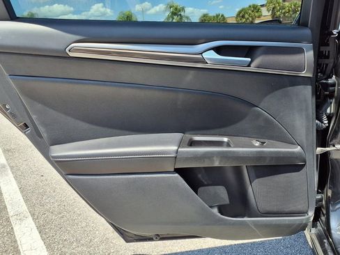 Used 2018 Ford Fusion SE w/ Fusion SE Technology Package FWD image 21