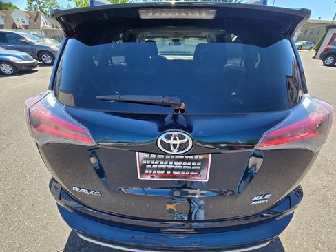 Used 2017 Toyota RAV4 XLE AWD/4WD image 7