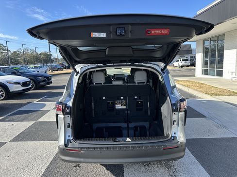 Used 2025 Toyota Sienna XLE image 5