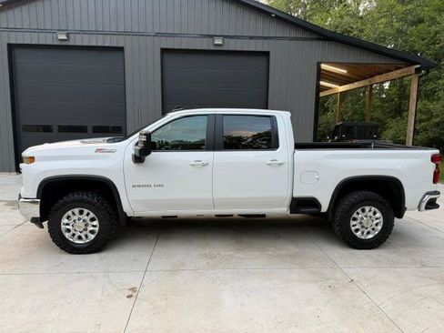 Used 2024 Chevrolet Silverado 2500 LT AWD/4WD image 2