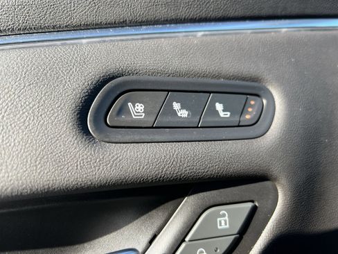 Used 2023 Cadillac Escalade ESV Premium Luxury image 36