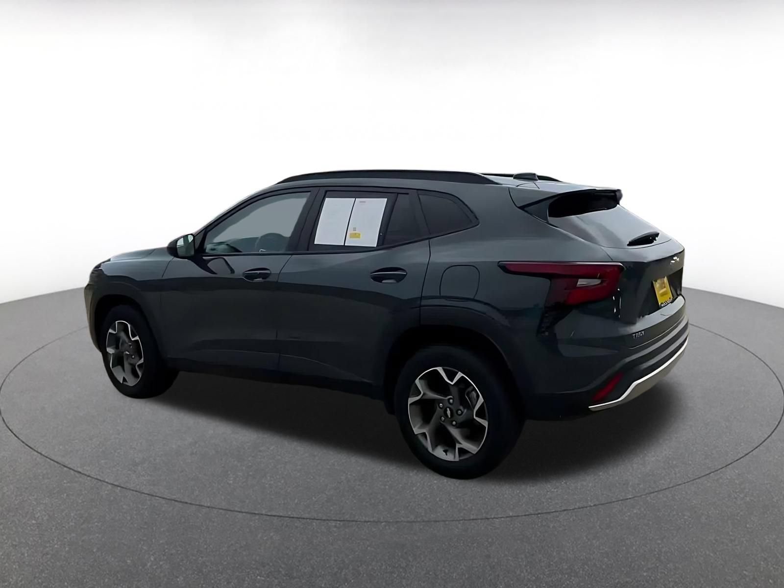 Used 2025 Chevrolet Trax LT w/ LT Convenience Package FWD image 9