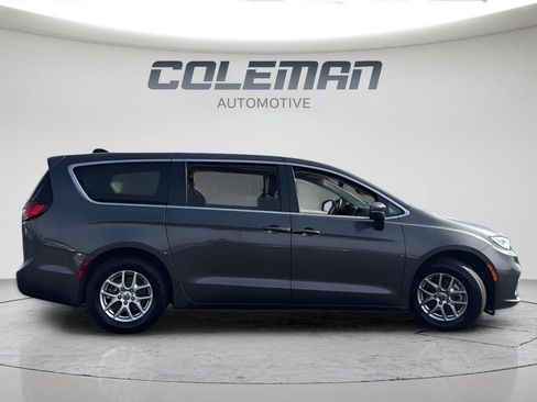 Used 2023 Chrysler Pacifica Touring-L image 6