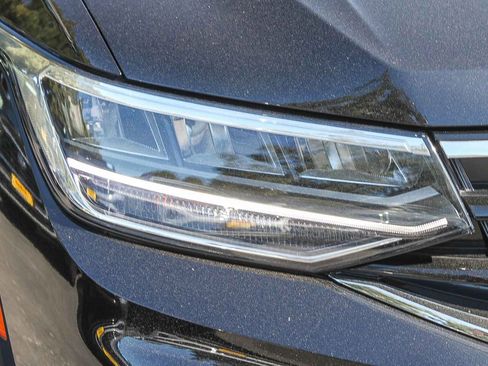 Used 2024 Volkswagen Tiguan SE R-Line image 4