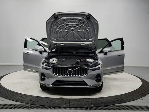 Used 2023 Volvo XC60 B5 Plus image 10