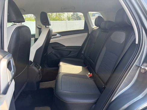 Used 2025 Volkswagen Taos SE AWD/4WD image 28