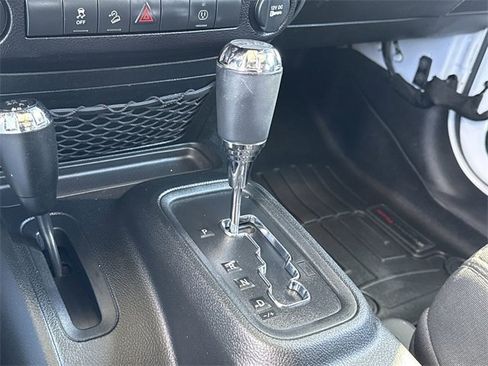 Used 2018 Jeep Wrangler Unlimited Sahara image 34