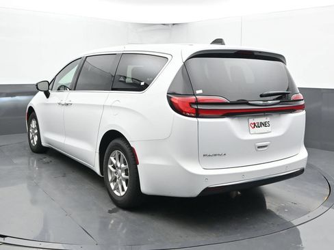 Used 2025 Chrysler Pacifica Select FWD image 11