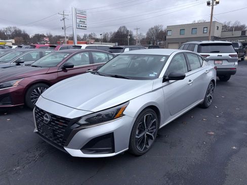 Used 2024 Nissan Altima 2.5 SR image 3