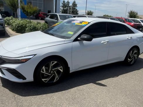 Used 2025 Hyundai Elantra Sport FWD image 3
