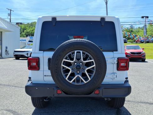 Used 2025 Jeep Wrangler Unlimited Sahara AWD/4WD image 5