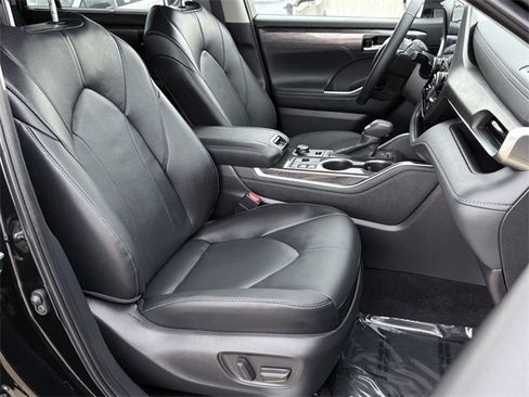 Certified 2025 Toyota Highlander Limited image 8