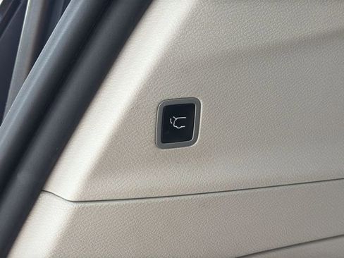 Used 2020 Chrysler Pacifica Touring w/ Advanced Safetytec Group FWD image 39