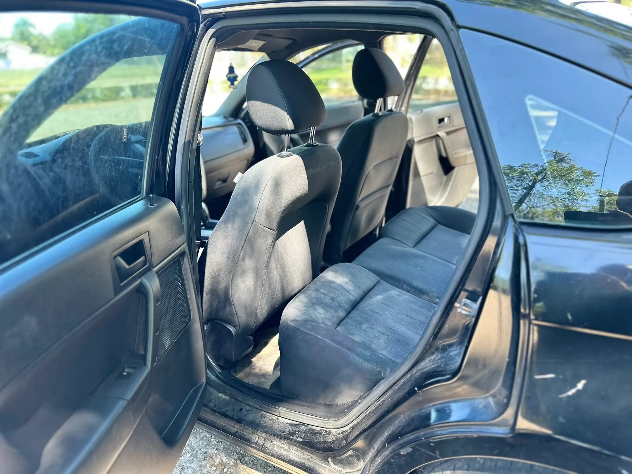 Used 2010 Ford Focus SE FWD image 4