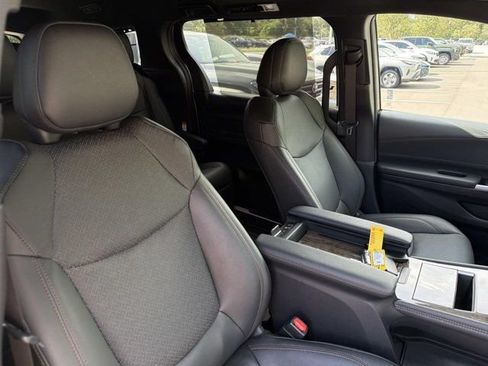 Used 2026 Toyota Sienna Limited FWD image 16