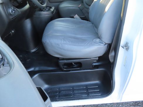 Used 2015 Chevrolet Express 2500 image 10